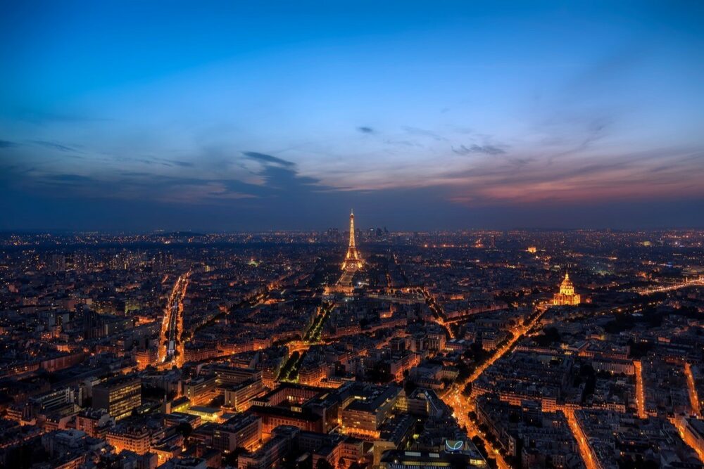 Foto des Eiffelturms und des Stadtbilds von Paris bei Nacht Paris Antenne