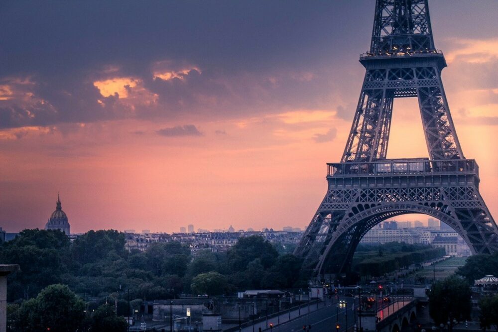 Bild des Eiffelturms, Paris, Frankreich bei Sonnenuntergang Paris Champ de Mars